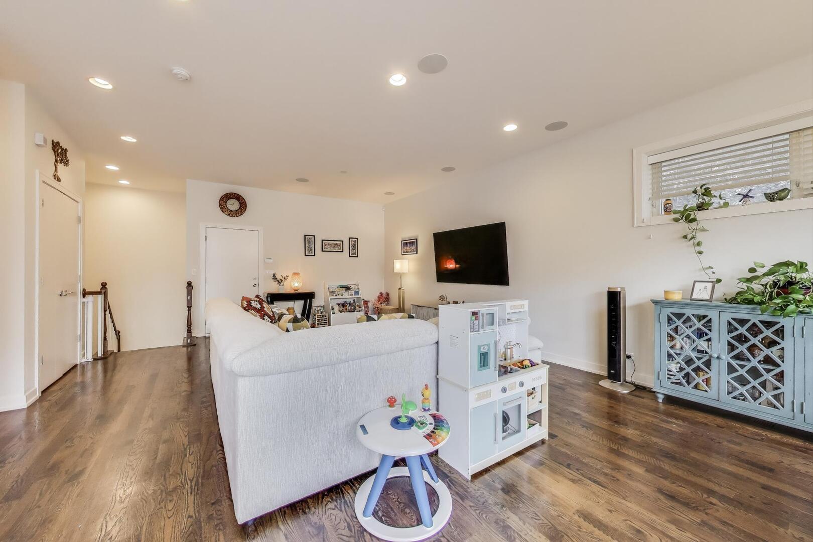 1832 West Rice Street, Unit 1N Chicago, IL 60622 - Photo 6 of 28 a living room with furniture and a flat screen tv