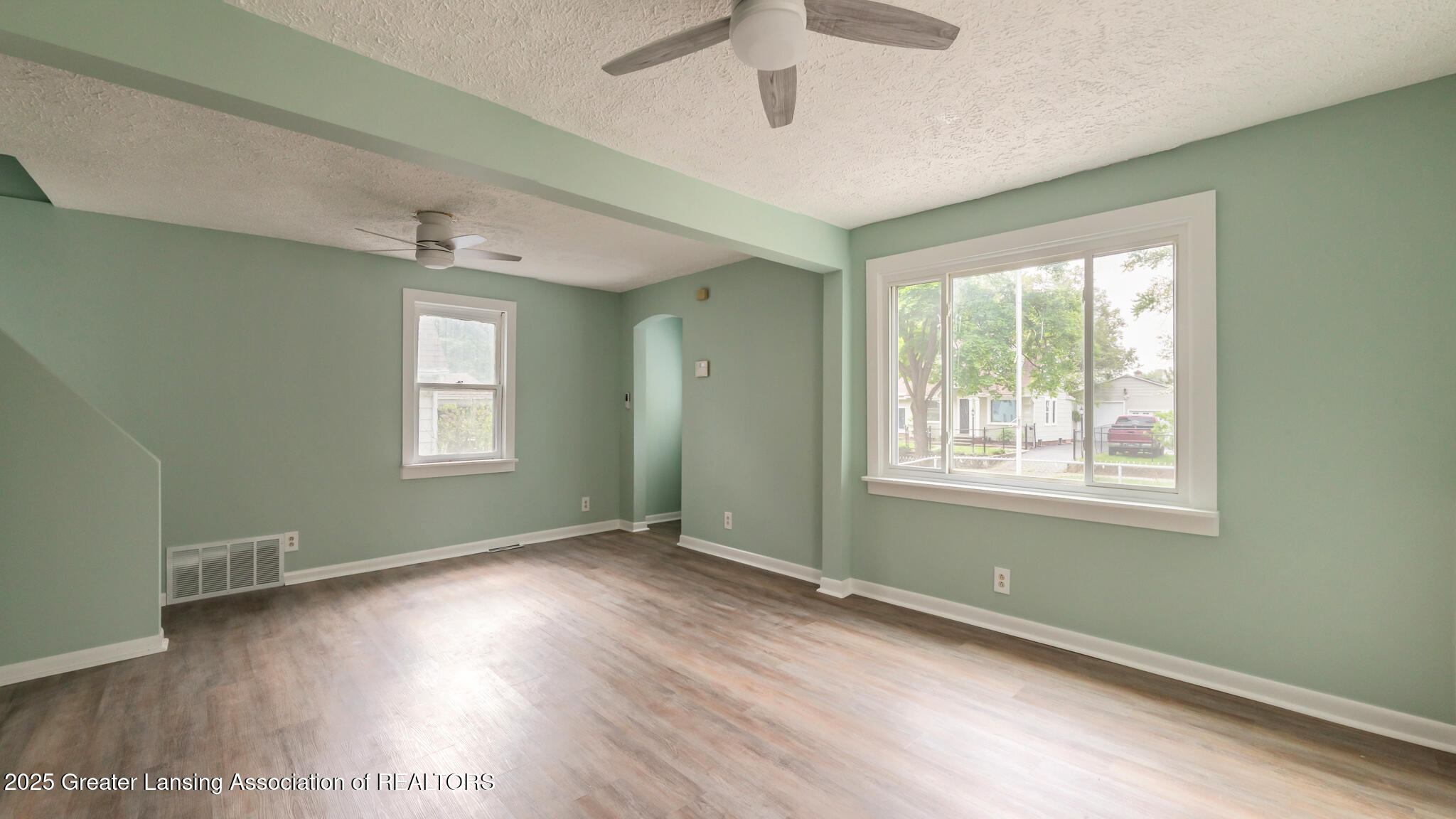 621 Ridgewood Avenue Lansing, MI 48910 - Photo 4 of 29 621Ridgewood06-2025
