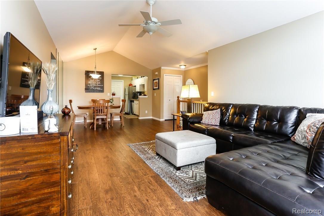 3723 Oakmonte Boulevard Rochester, MI 48306 - Photo 2 of 18 LivingRm.jpg