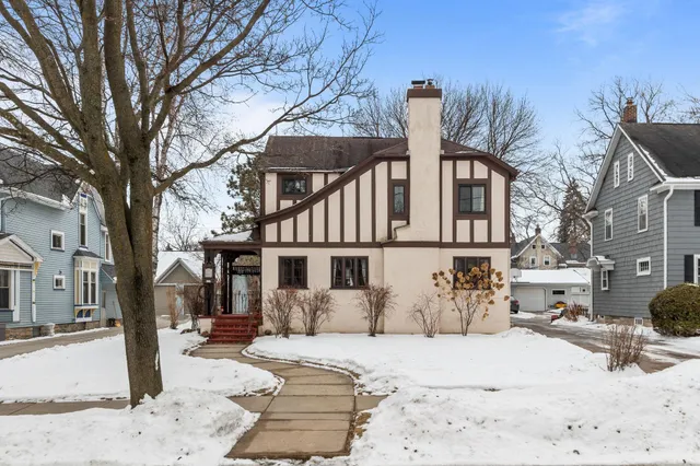 $295,000 | 827 East Washington Street, Appleton, WI 54911