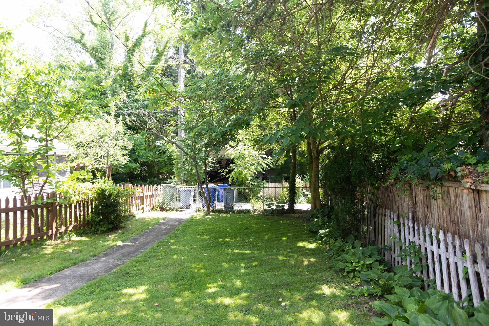 4603 Schenley Road Baltimore, MD 21210 - Photo 31 of 37 Nice, level, back yard