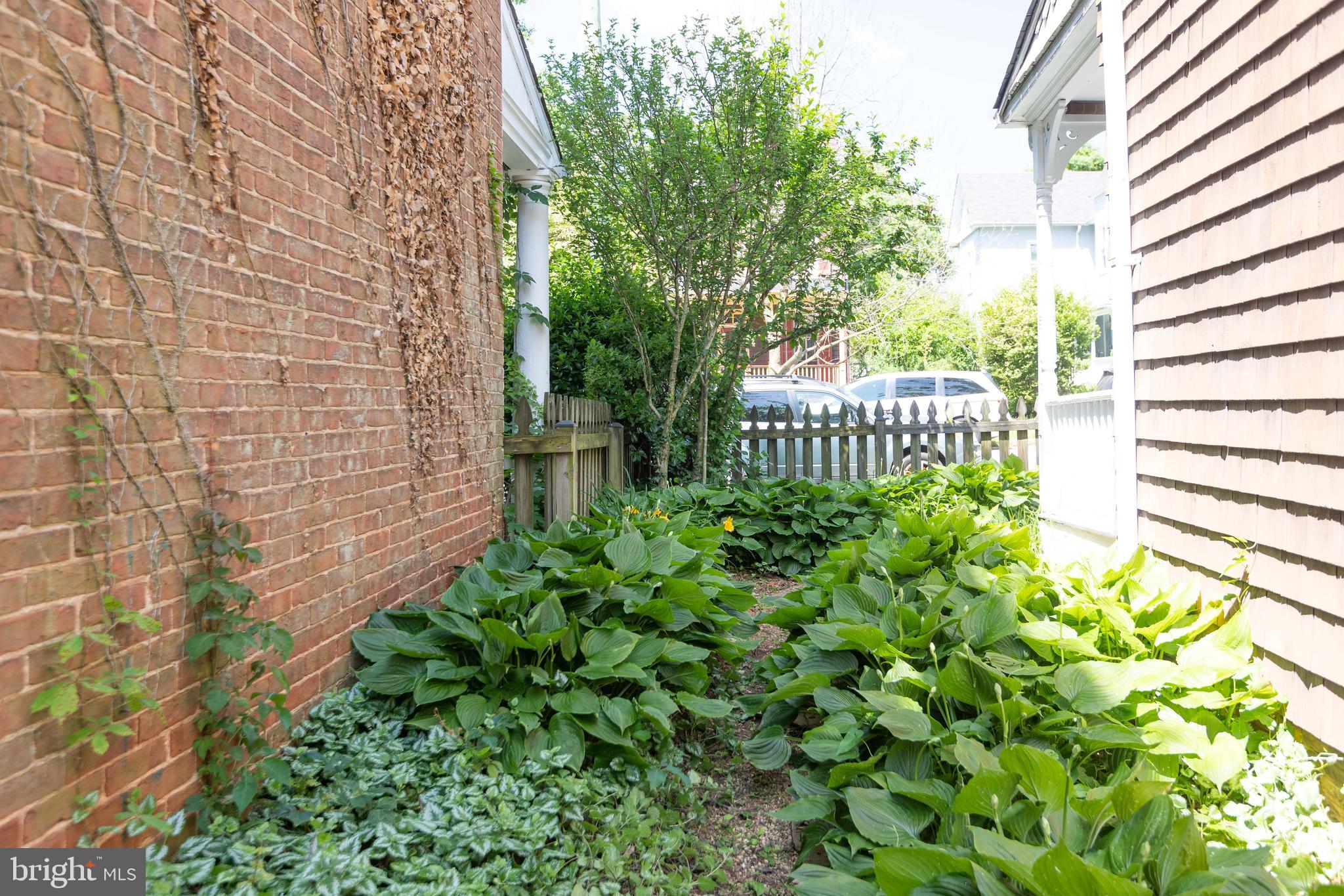 4603 Schenley Road Baltimore, MD 21210 - Photo 33 of 37 Side yard