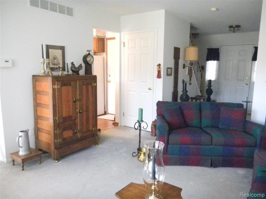 1858 Allenway Court, Unit 70 Rochester, MI 48309 - Photo 6 of 25 Living Room