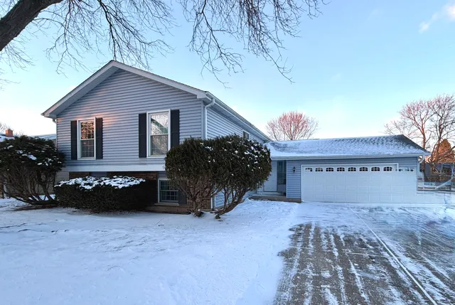 $329,900 | 5216 Abbey Drive, McHenry, IL 60050