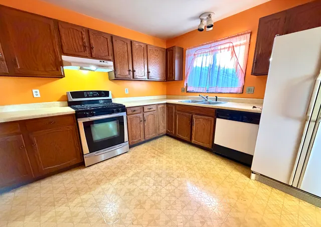 $329,900 | 5216 Abbey Drive, McHenry, IL 60050