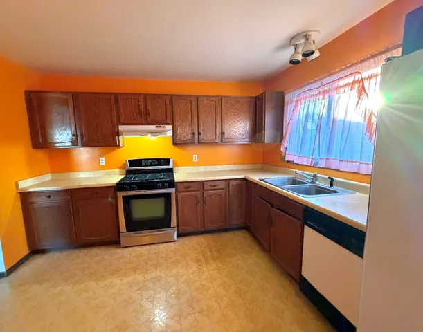 $329,900 | 5216 Abbey Drive, McHenry, IL 60050