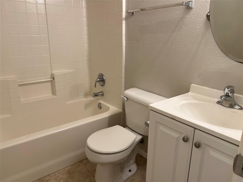 4027 Preferred Place Dallas, TX 75237 - Photo 19 of 27 a bathroom with a sink a toilet and bathtub