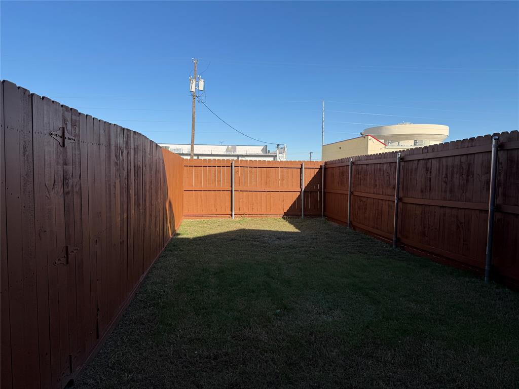 4027 Preferred Place Dallas, TX 75237 - Photo 26 of 27 a view of a backyard