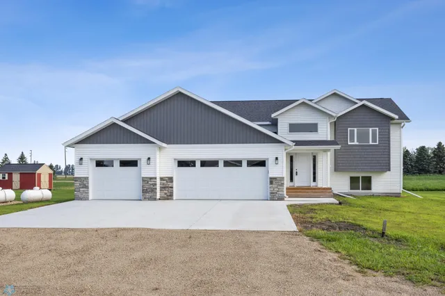 $417,000 | 300 Pr Drive North, Hankinson, ND 58041