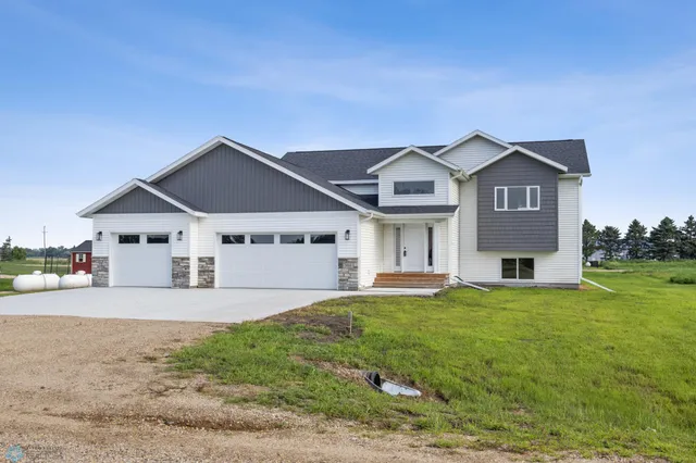 $417,000 | 300 Pr Drive North, Hankinson, ND 58041