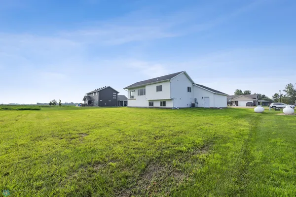 $417,000 | 300 Pr Drive North, Hankinson, ND 58041