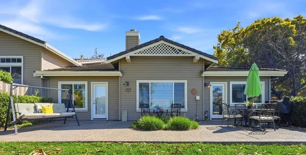 a view of front of a house with a yard