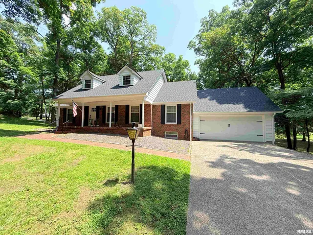 $415,000 | 19 Wildwood Drive, Mount Vernon, IL 62864