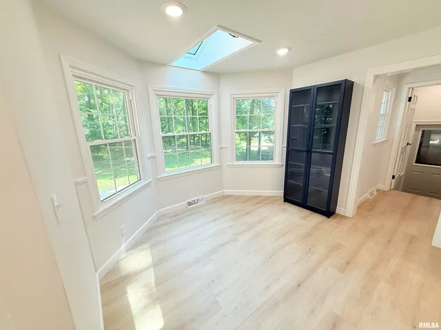 $415,000 | 19 Wildwood Drive, Mount Vernon, IL 62864