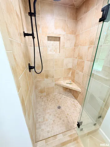 $415,000 | 19 Wildwood Drive, Mount Vernon, IL 62864