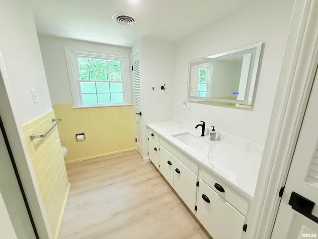 $415,000 | 19 Wildwood Drive, Mount Vernon, IL 62864