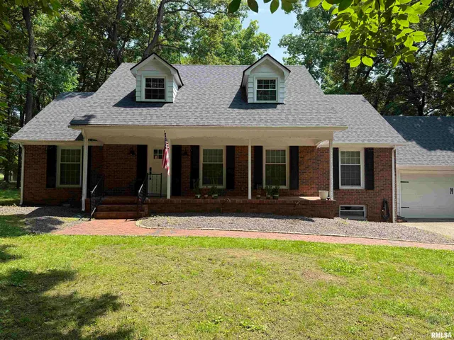 $415,000 | 19 Wildwood Drive, Mount Vernon, IL 62864