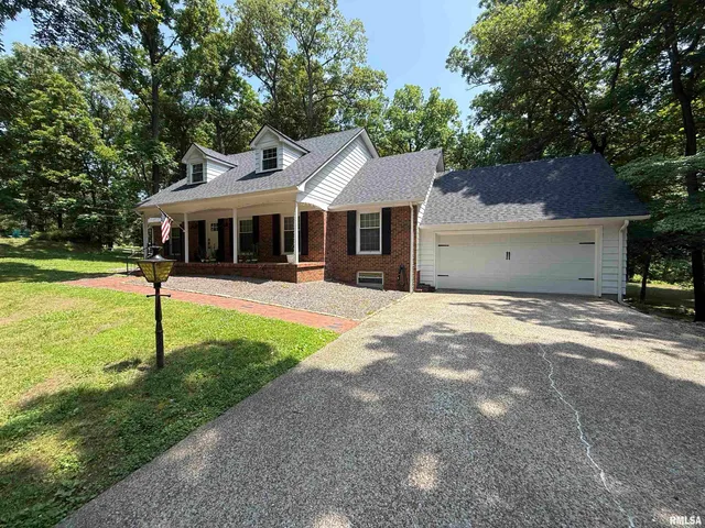 $415,000 | 19 Wildwood Drive, Mount Vernon, IL 62864