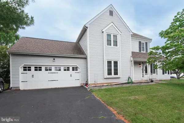$575,000 | 912 Hickory Grove Drive, Royersford, PA 19468