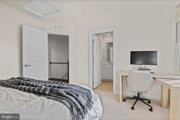 $820,000 | 13007 Hattontown Square, Herndon, VA 20171