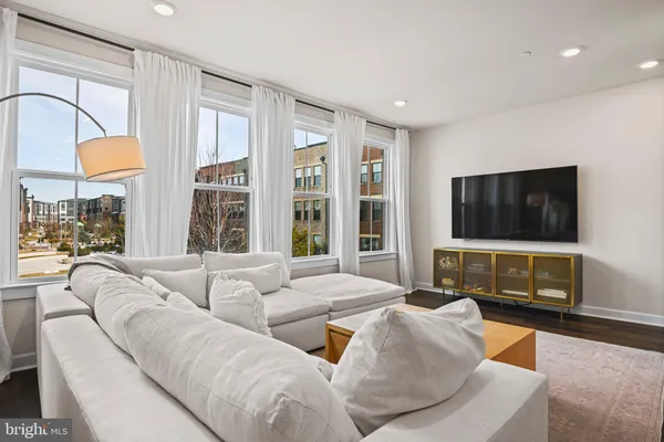 $820,000 | 13007 Hattontown Square, Herndon, VA 20171