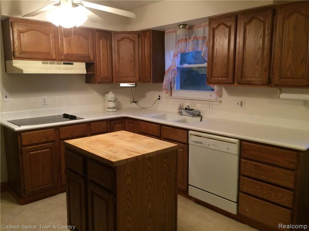 19461 Wedgewood Road Riverview, MI 48193 - Photo 5 of 22 Kitchen with Corian Countertops
