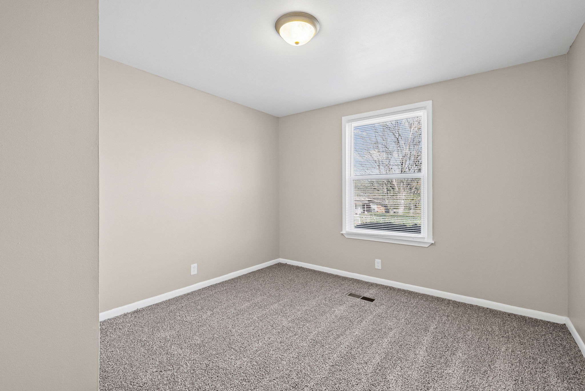 212 Jackson Road Clarksville, TN 37042 - Photo 18 of 32 an empty room with a window