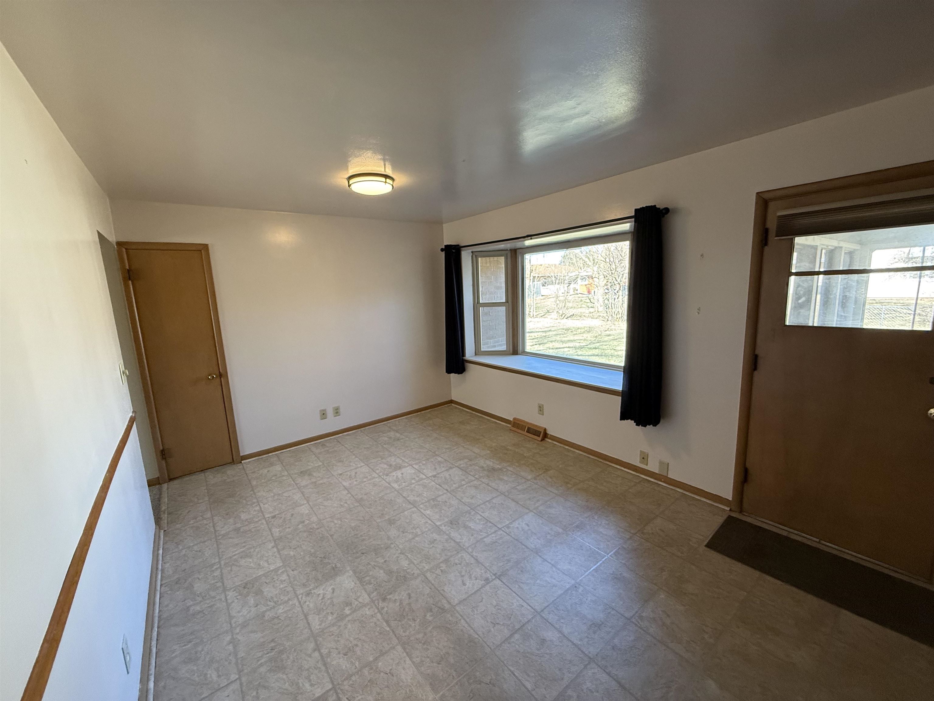 4524 Newcastle Road Rockford, IL 61108 - Photo 7 of 24 an empty room with windows and closet