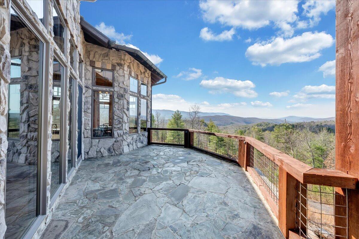 144 Seven Ridges Road Hot Springs, VA 24445 - Photo 38 of 99 41 Great Entertaining Space