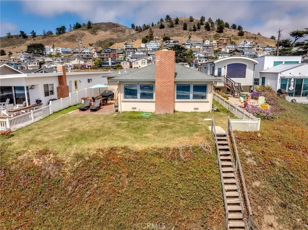 a view of residential houses with outdoor space
