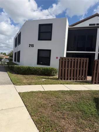 $1,990 | 215 Lake Pointe Drive, Unit 211, Oakland Park, FL 33309