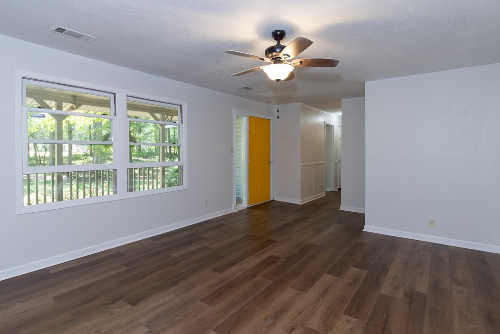 8530 Lower Blue Springs Road Hamilton, GA 31811 - Photo 21 of 34 Living Room