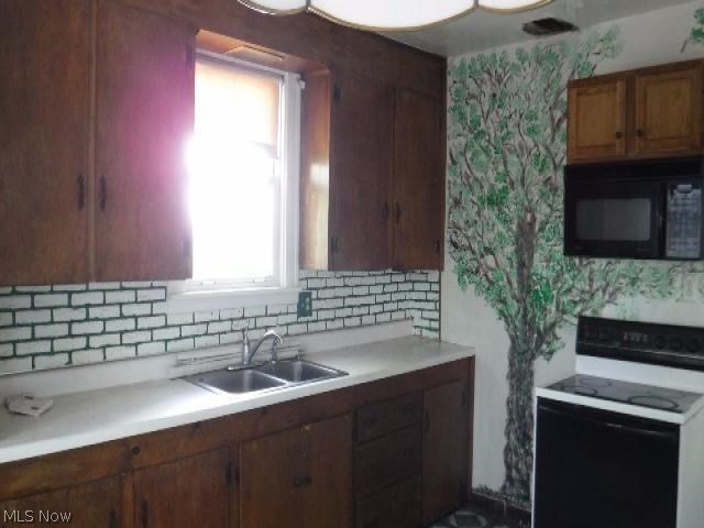 1028 Quilliams Road Cleveland, OH 44121 - Photo 3 of 10 Gallery Image 3