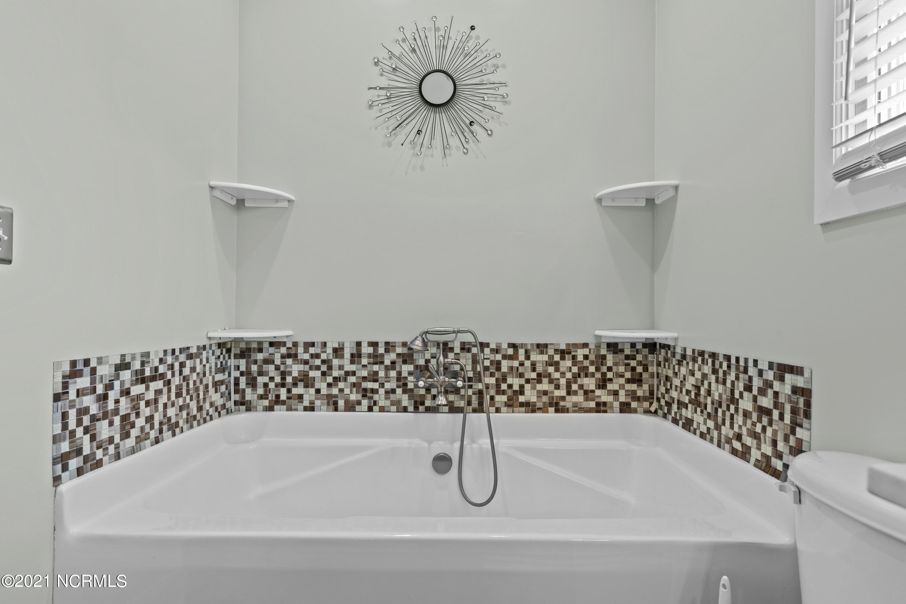 206 Colleton Square Newport, NC 28570 - Photo 17 of 57 Master Tub