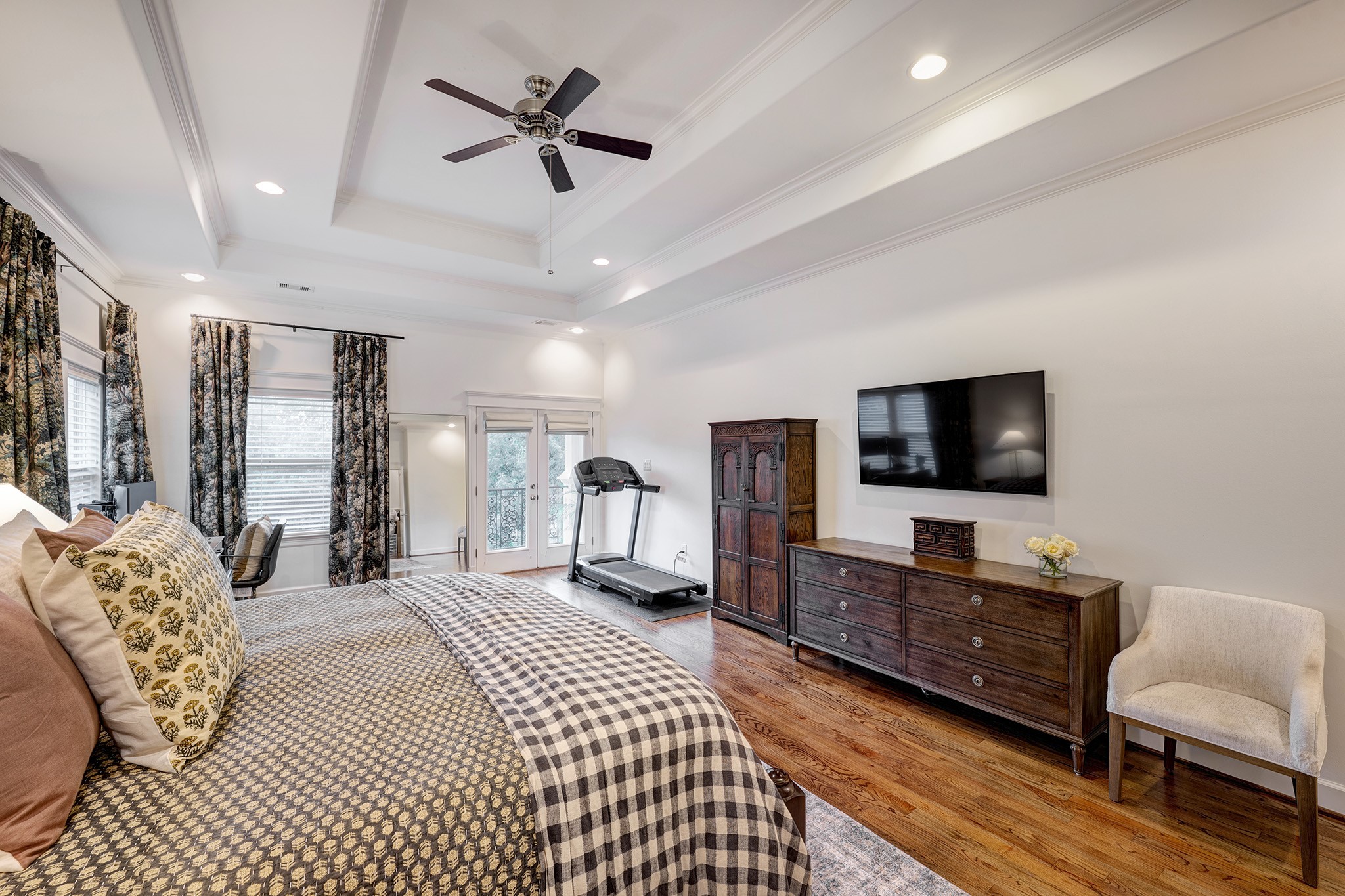 1010 Nicholson Street Houston, TX 77008 - Photo 17 of 28 a bedroom with a bed a flat screen tv and a couch