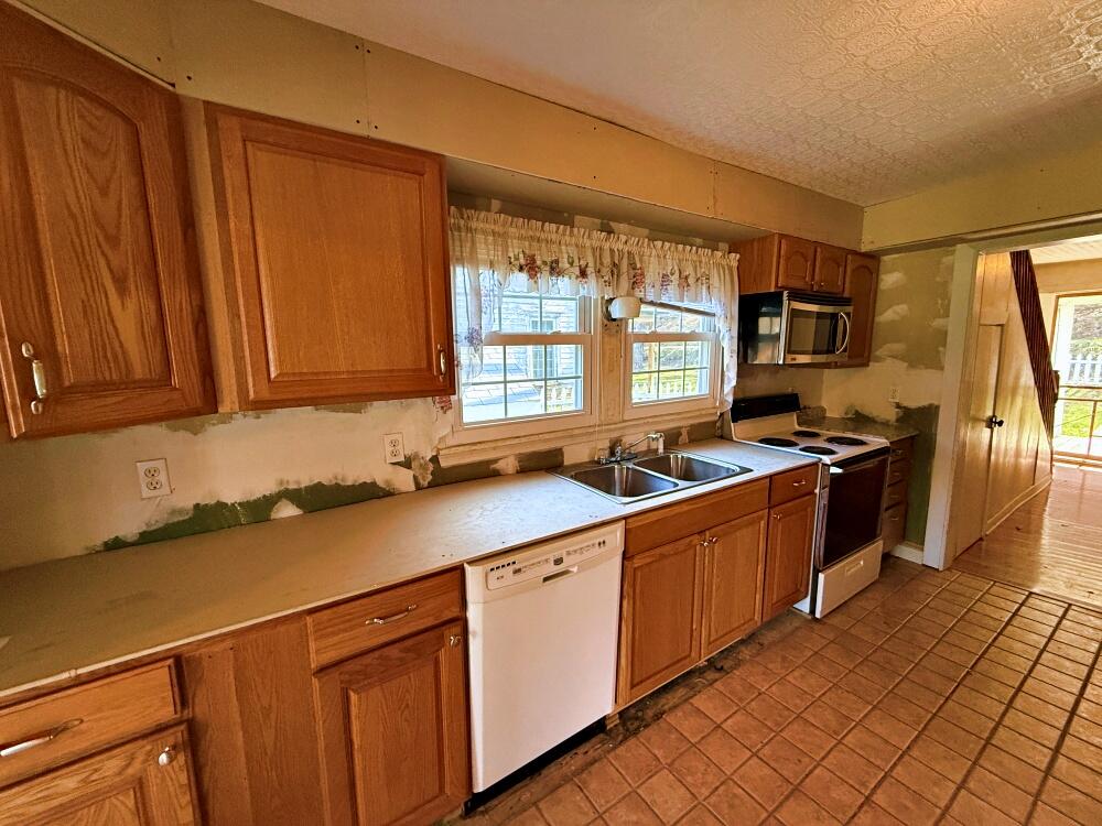 12636 Cass Road Cass, WV 24927 - Photo 3 of 31 kitchen