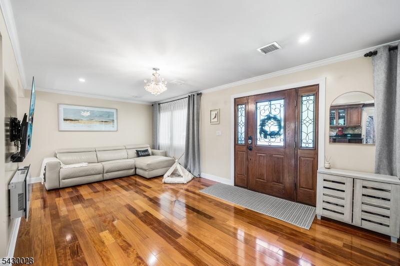 124 Crain Road Paramus, NJ 07652 - Photo 5 of 48