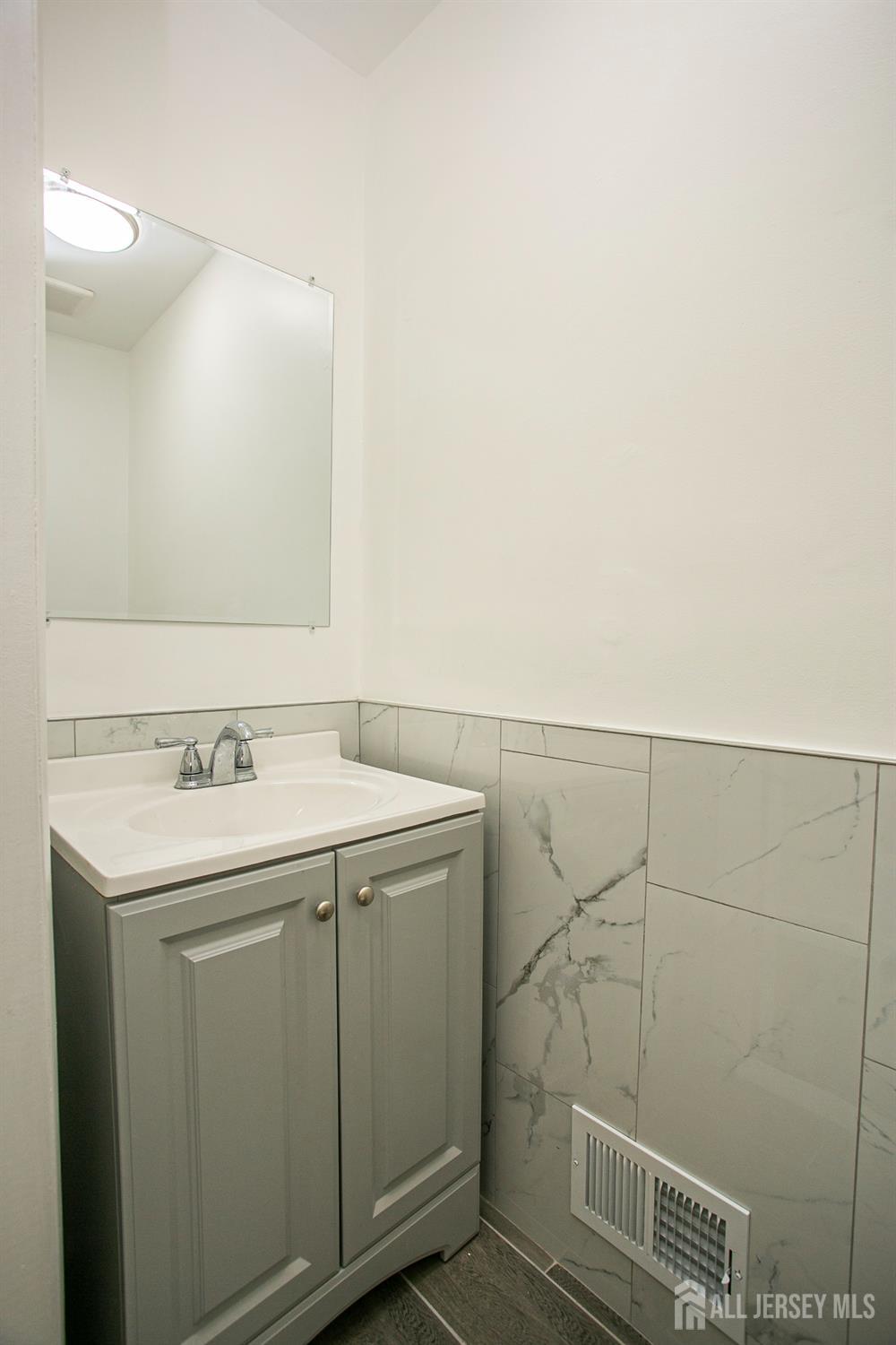 7 Cactus Court Edison, NJ 08820 - Photo 12 of 38 a utility room with dryer and washer