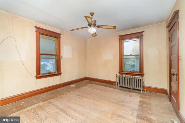 a view of a livingroom with a ceiling fan