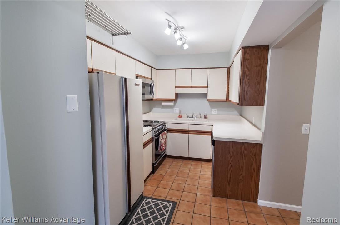 649 South Crooks Road Clawson, MI 48017 - Photo 8 of 27 SCrooksRd_649_Kitchen_01.jpg