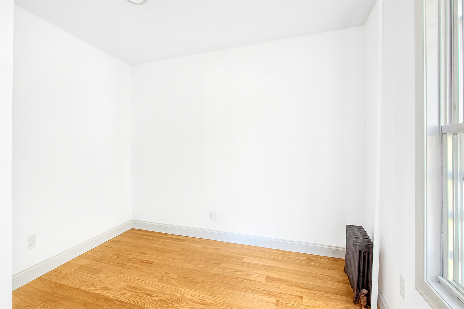 405 East 2nd Street, Unit 2 Brooklyn, NY 11218 - Photo 8 of 16 a view of an empty room