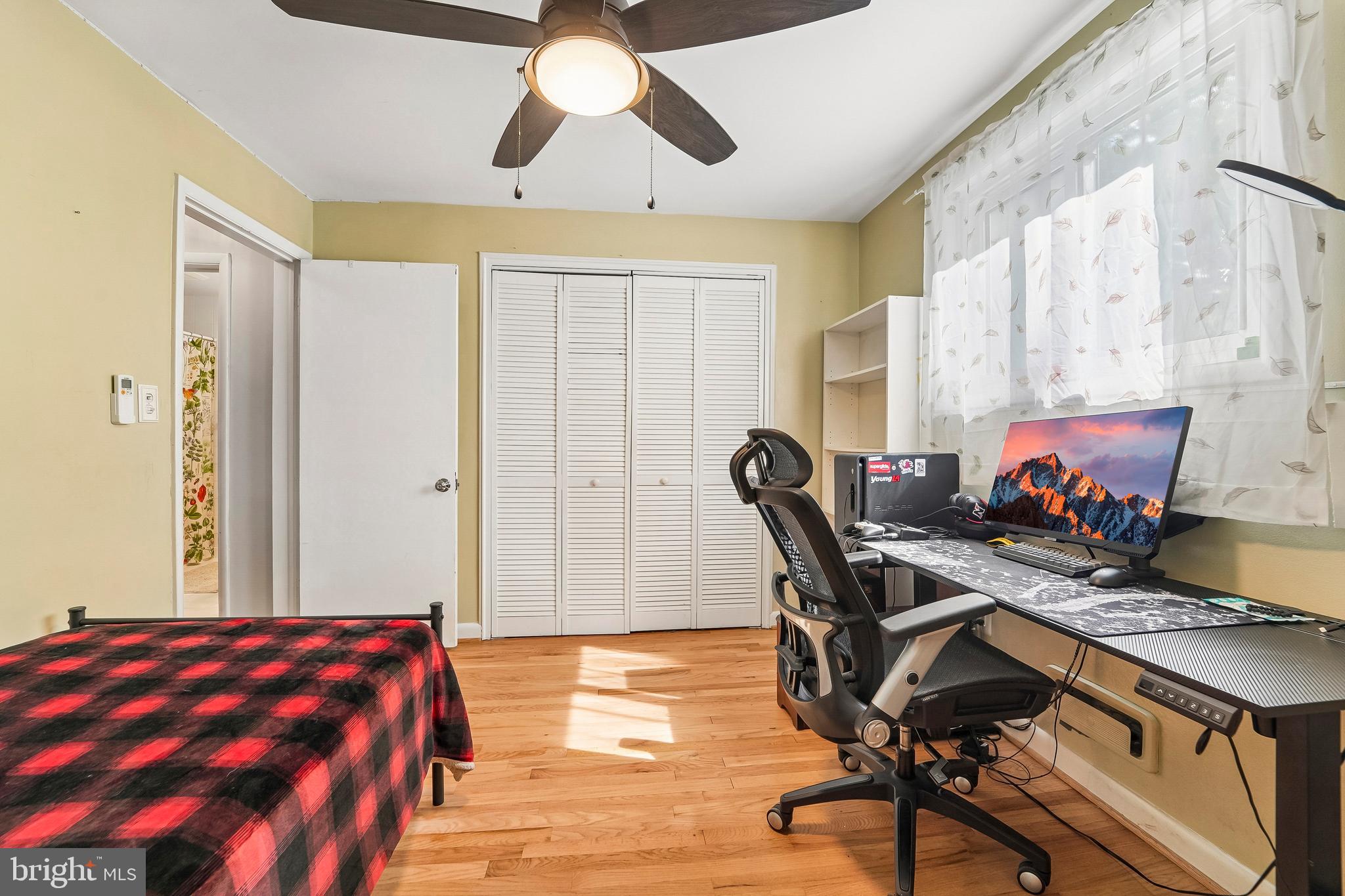 6640 Loch Hill Road Baltimore, MD 21239 - Photo 21 of 35 a workspace with table and chair