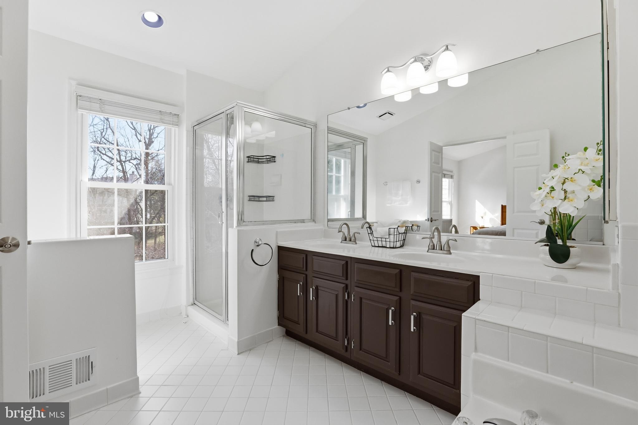 8027 Tanworth Court Springfield, VA 22152 - Photo 31 of 47 Primary En Suite Bathroom