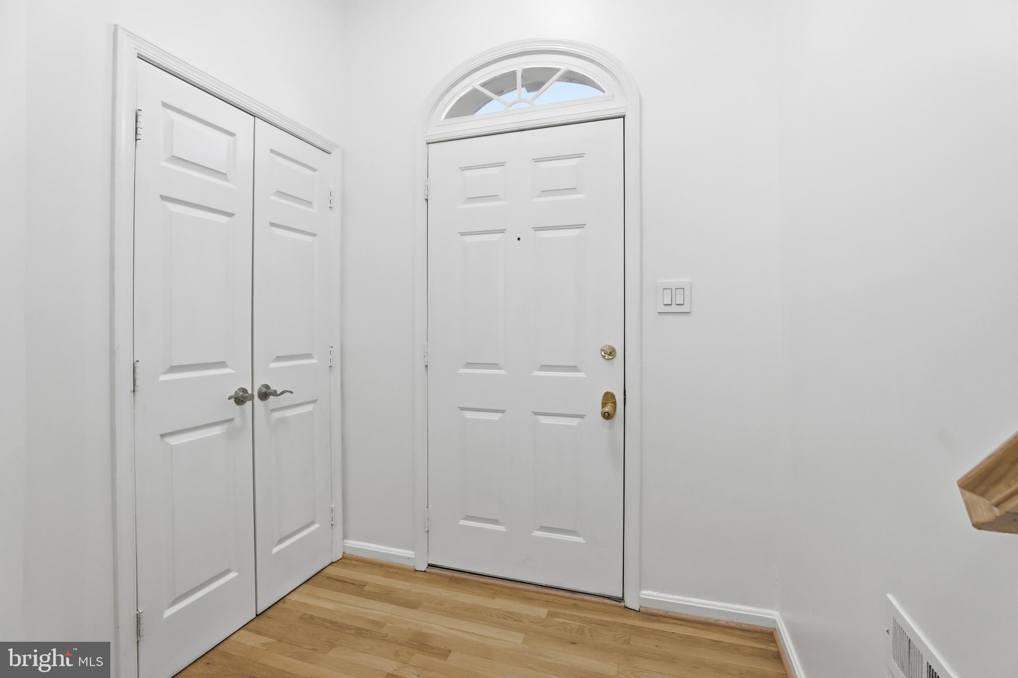 8027 Tanworth Court Springfield, VA 22152 - Photo 4 of 47 Entryway View