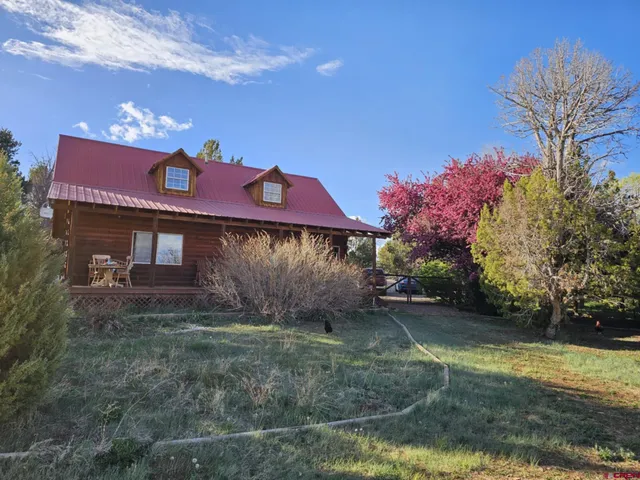 a view of a house with a yard