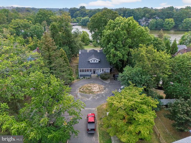 an aerial view of a house with outdoor space and lake view