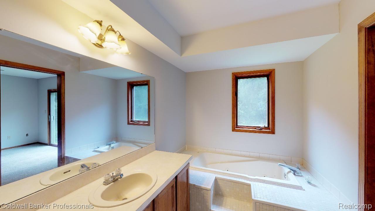8611 Tindall Road Davisburg, MI 48350 - Photo 5 of 23 Master Bath with Jetted Tub and Separate Shower Stall