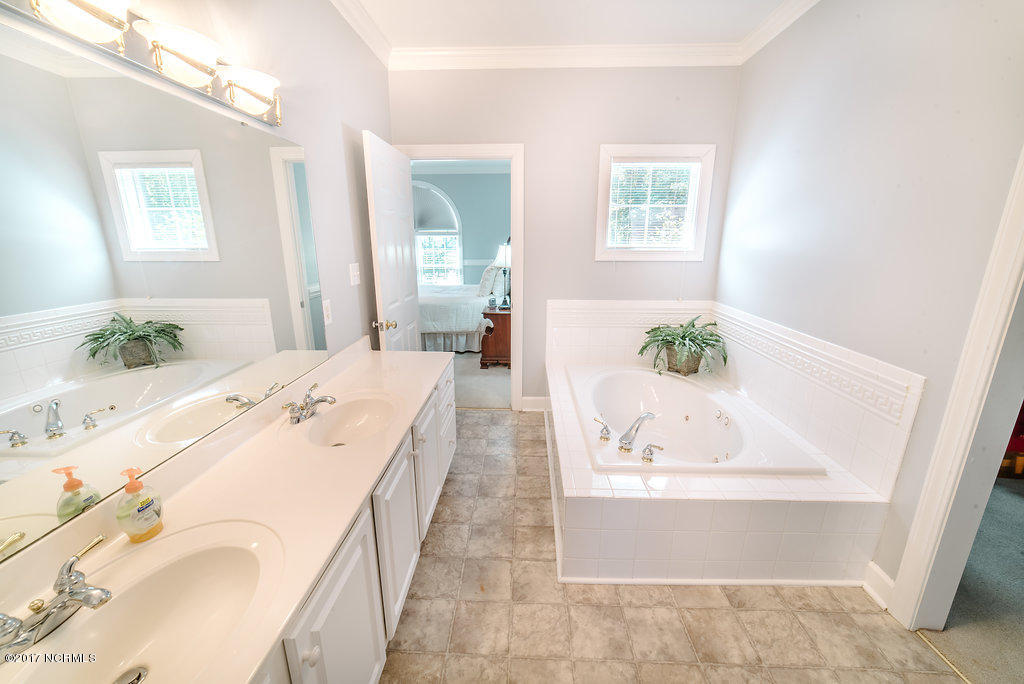 464 Huntingridge Road Greenville, NC 27834 - Photo 12 of 30 Master Bathroom