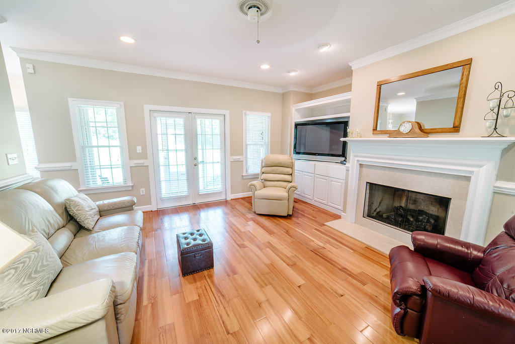 464 Huntingridge Road Greenville, NC 27834 - Photo 7 of 30 Living Room w/ Fireplace