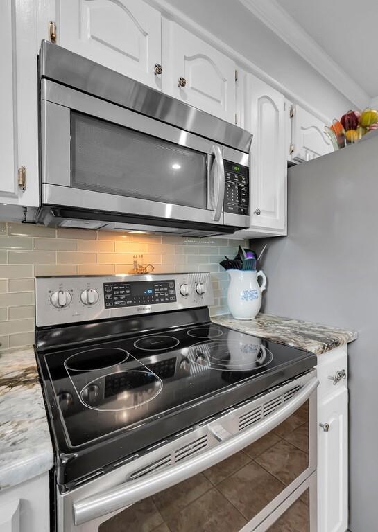 1065 Dendron Drive Hewitt, TX 76643 - Photo 11 of 32 a stove top oven sitting inside of a kitchen